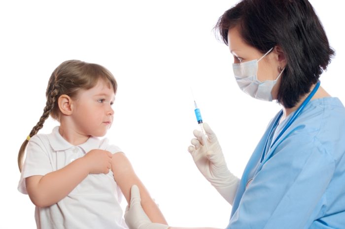 Детям, которые посещают детский сад и школу, прививки от гриппа делают бесплатно.