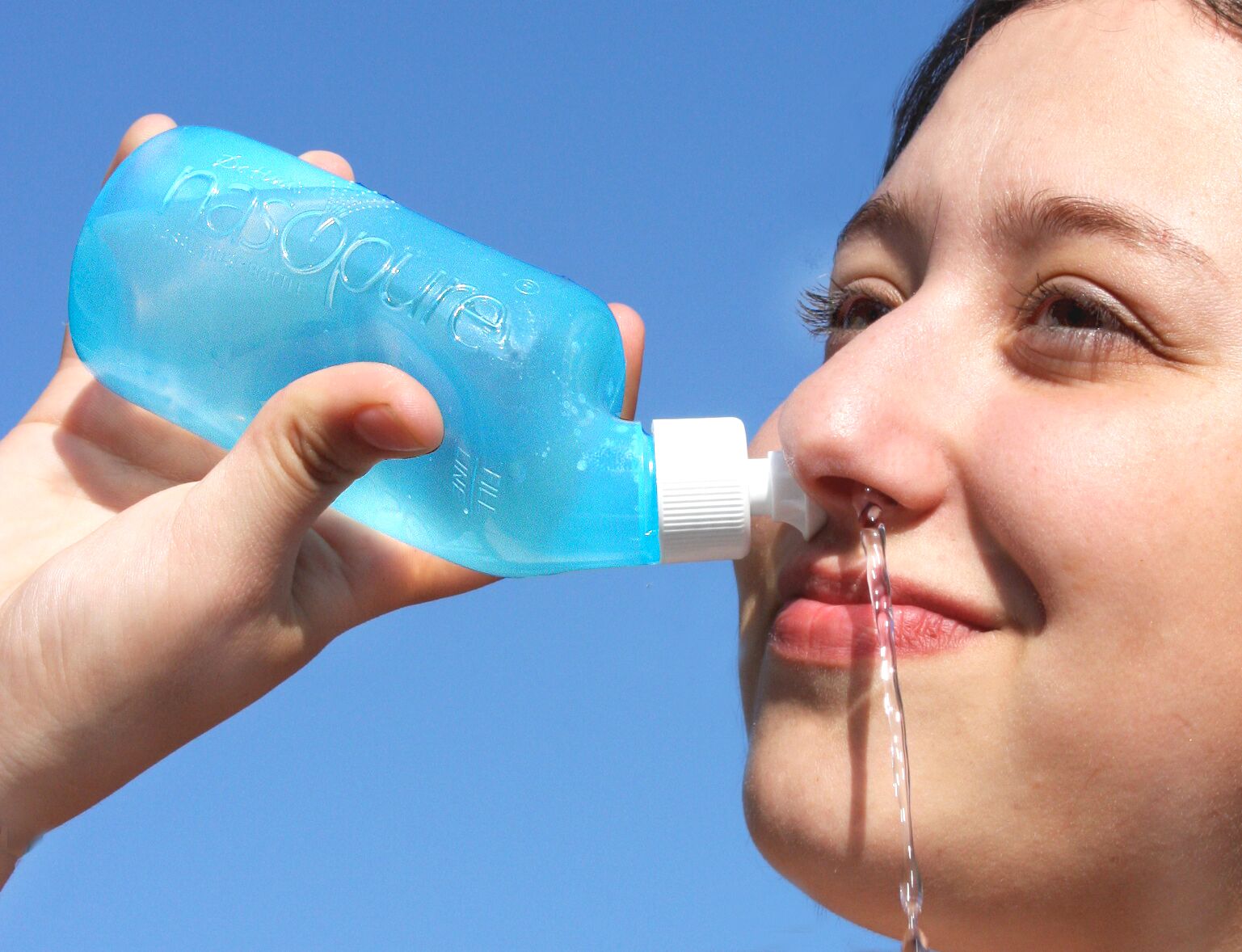 Сопли водичка. Промывание носа. Промывалка для носа. Полоскание носа. Вода для промывания носа.