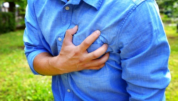 Боли в грудной клетке - один из признаков ревматической лихорадки