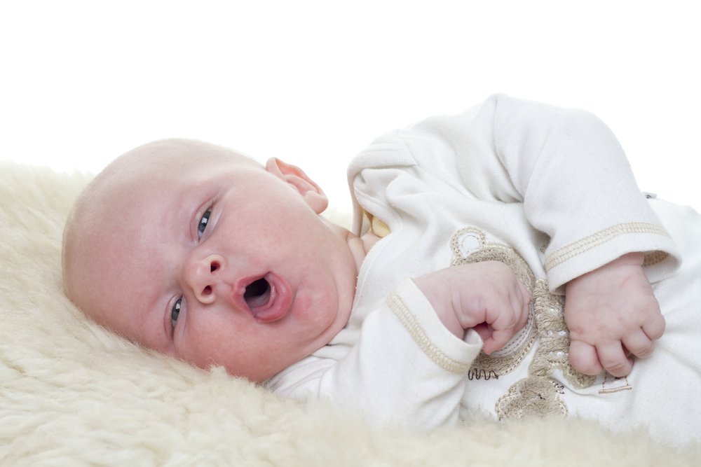 Если горло и дыхательные пути чистые, то сухое покашливание пройдет после того, как малыша напоят теплым чаем