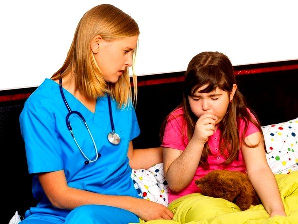 Мокрый кашель у ребёнка может быть вызван такими заболеваниями, как грипп и ОРВИ