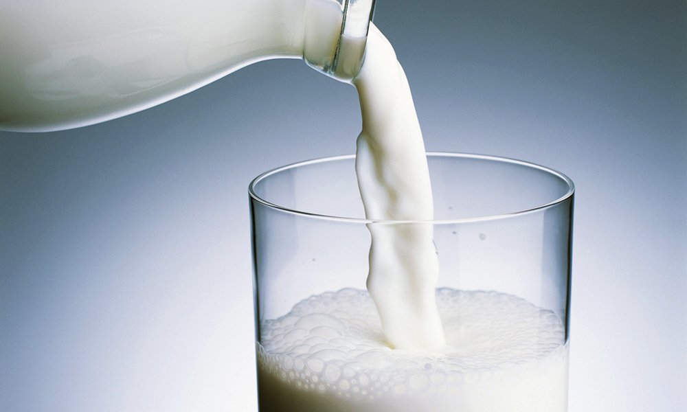 Теплое молоко полезно при кашле
