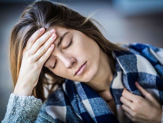 Усталость и головная боль у женщины