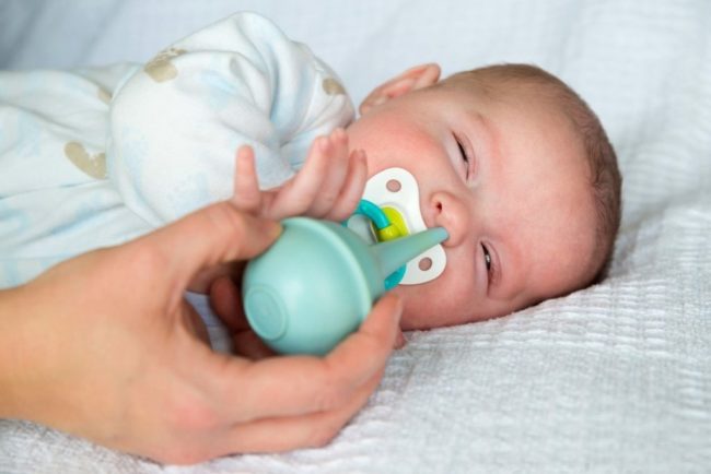 Процедура очистки носа у новорождённого