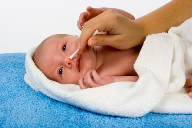 Очищение носика у новорождённого