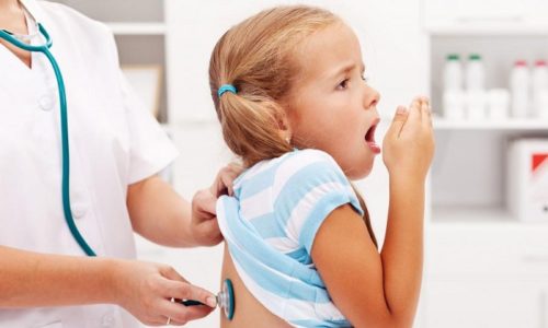 При наличии бронхиальной астмы или воспаления легкого у малыша может появиться рвота даже при незначительном покашливании