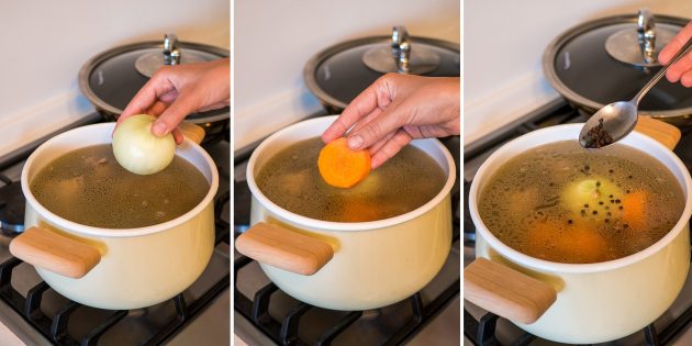 Как сварить куриный бульон: добавьте в бульон морковь, лук и перец