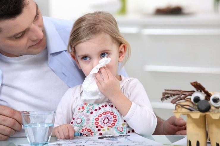 Аллергический бронхит у детей может сопровождаться насморком 