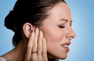 Симптомы атеромы на мочке уха
