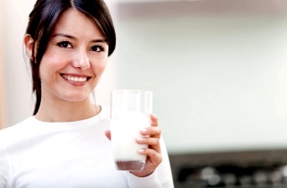 Как избавиться от кашля с помощью молока