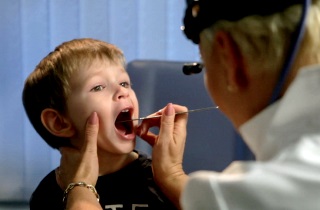 Как лечить горловой кашель у детей