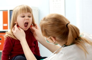 Как правильно лечить горло у 2-х летнего ребенка