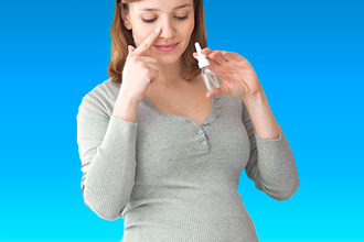 Беременная закапывает нос