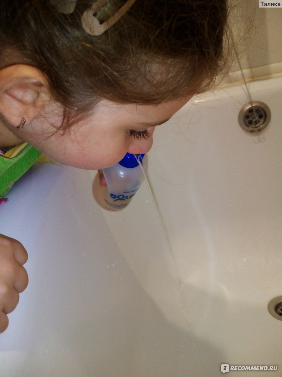 При промывании носа вода не вытекает. Промывать нос. Для промывания носа для детей. Промывать нос детям. Промывание долфином.