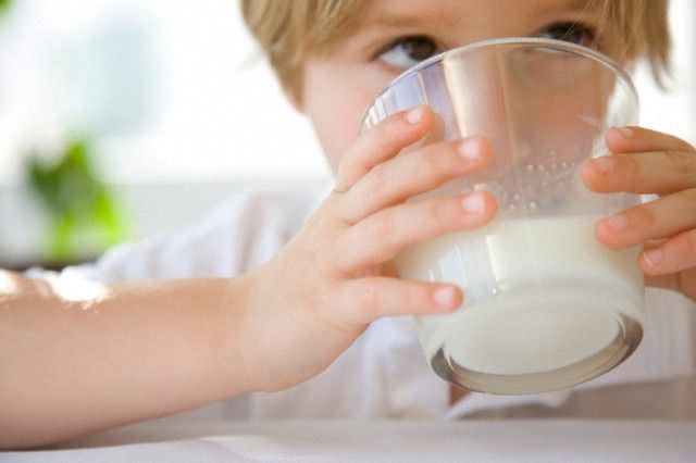 Молоко – полезный продукт для ребенка