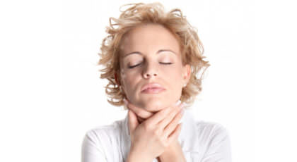 Что делать, если болит горло, при этом больно глотать, температуры нет, но отдает в уши?