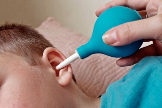 чистка ушей у ребенка