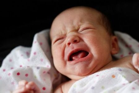 Ребенок плачет: симптомы ангины у детей до трех лет