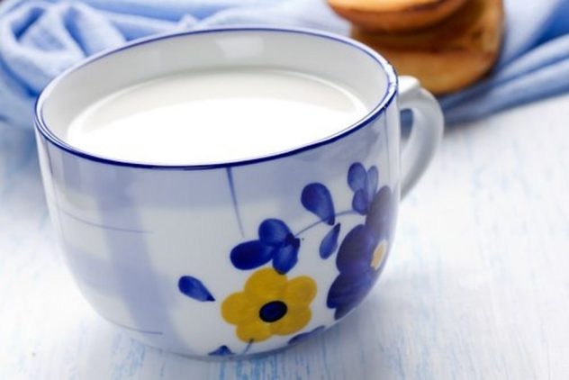 Молоко часто применяется для лечения горла при беременности