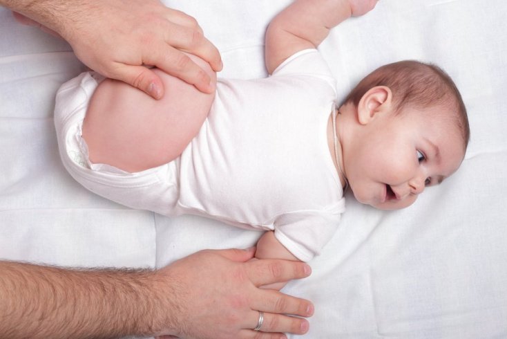 На что обращает внимание педиатр при осмотре тазобедренных суставов у малыша?