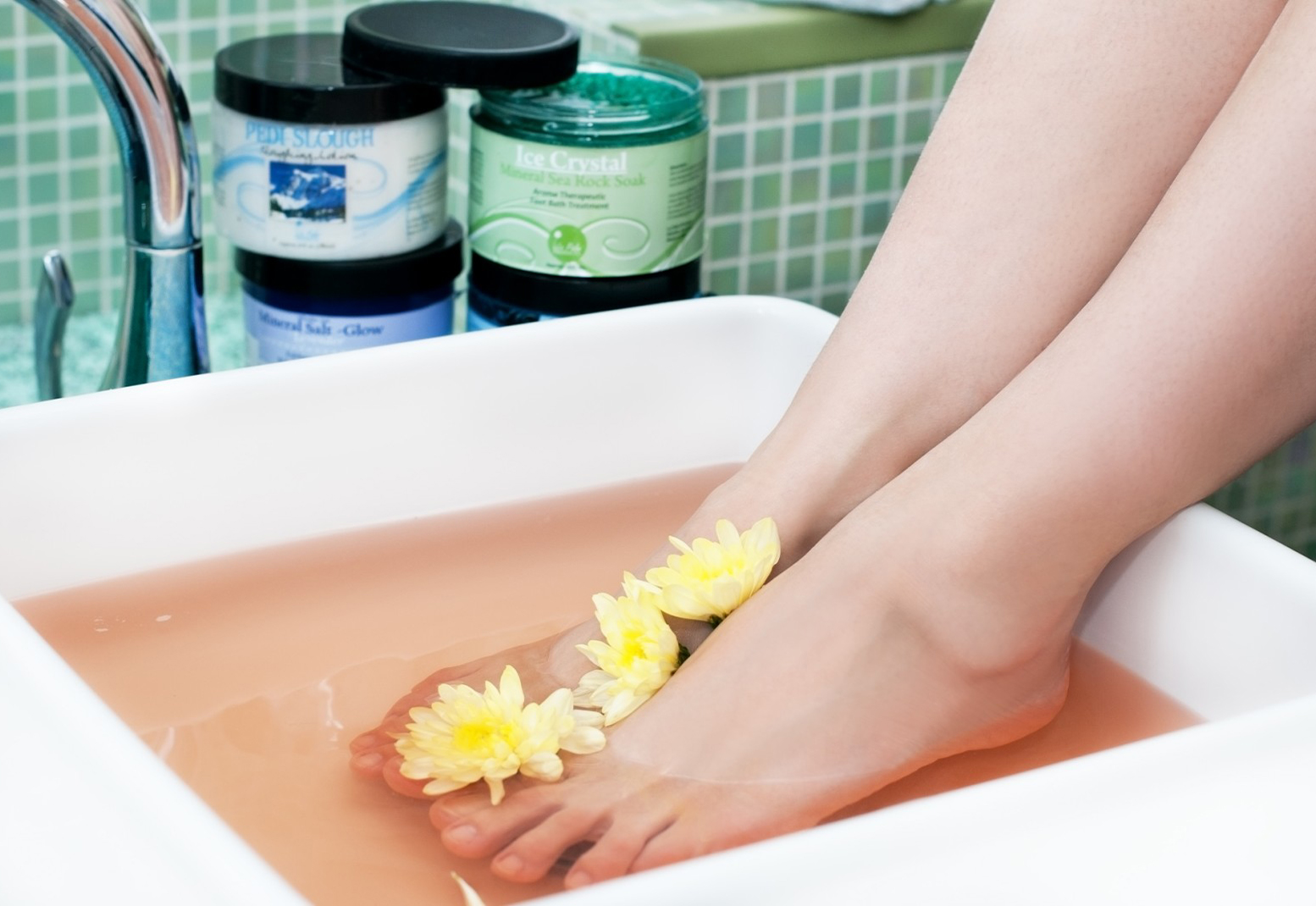 Расслабляющие ванночки. Уксусная ванна для ног. Грибок стопы ванночки для ног. Ванночка для ног от грибка. Ванночки для ногтей ног.