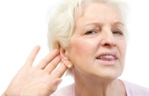Женщина держит руку возле уха