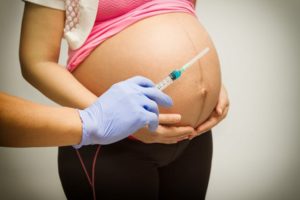 беременной женщине делают прививку