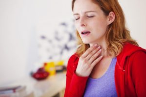 Причин для появления боли в горле множество, при этом не все из них обязательно связаны с болезнью