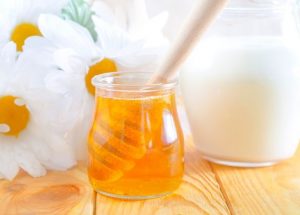 Молоко и мёд - это невероятно полезная вкусность для горла, которая практически моментально устраняет першение и неприятные ощущения