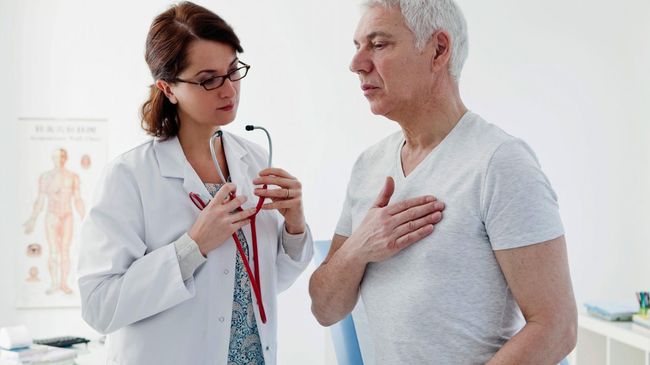 При первых симптомах кашля при сердечной недостаточности необходимо обратиться к врачу