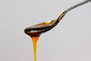Ложка меда с содой и маслом помогает очистить гайморовы пазухи от слизи и гноя