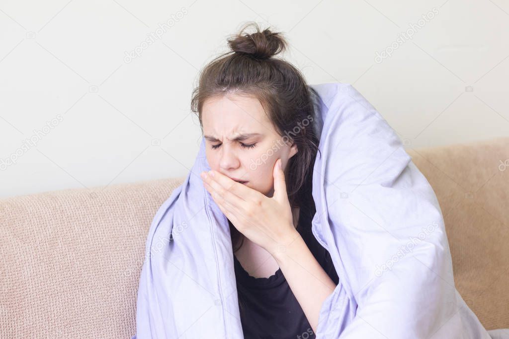 Заложенность носа боль в горле кашель. Человек с больным горлом. Женщина с больным горлом. Женщина с больным горлом фото.