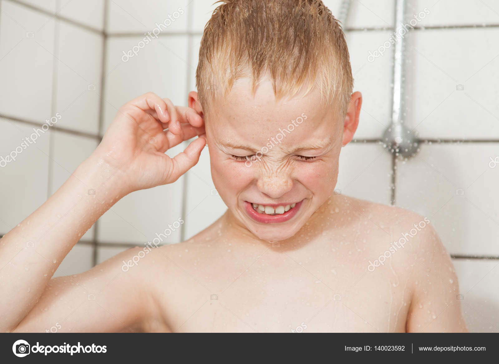 Залила ухо водой. Мытье ушей. Мальчик моется. Мальчик помылся.