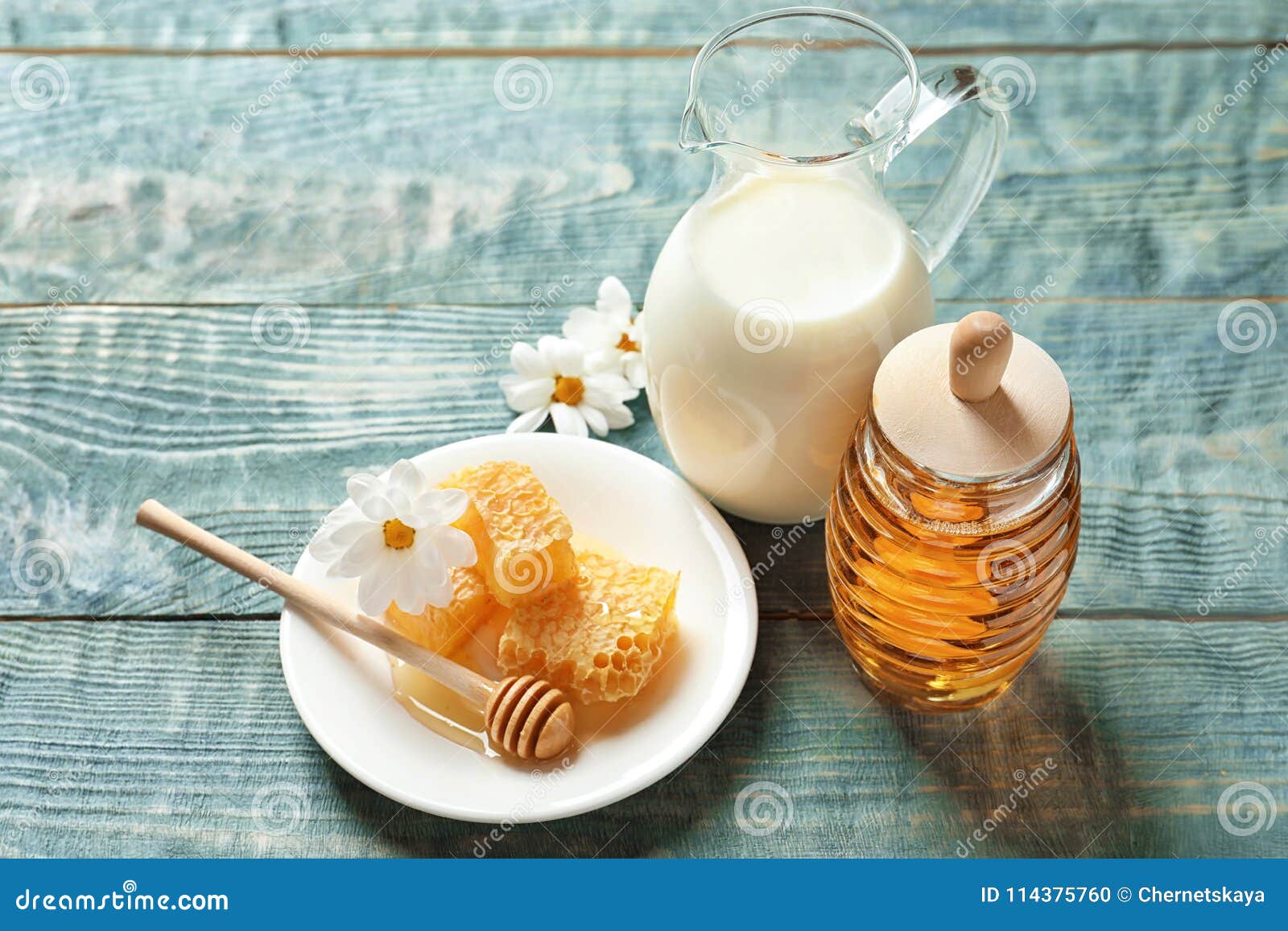 Молоко мед и масло пить. Молоко и мед. Горячее молоко с медом. Молоко и мед красиво. Молоко и мед спа.