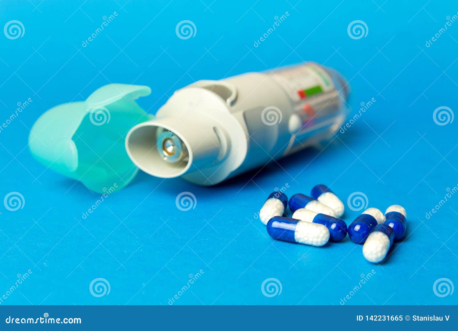 Препараты для больных астмой. Ингалятор с таблетками. Таблетки для астматиков. Астма лекарства. Лекарство от астмы.
