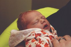 Почему новорожденный часто чихает без причины