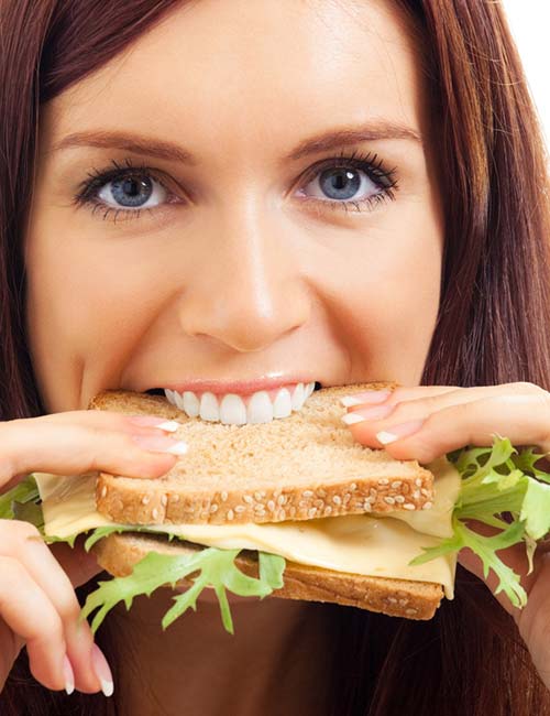 девушка ест бутерброд