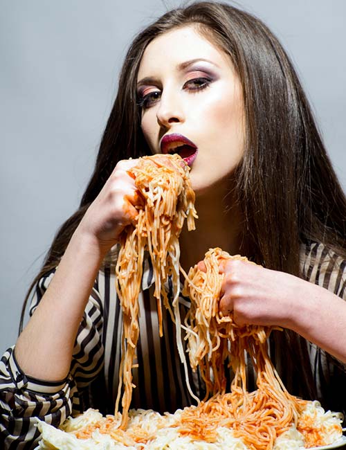 девушка ест спагетти