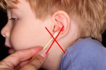 Чем правильно чистить уши ребенку?