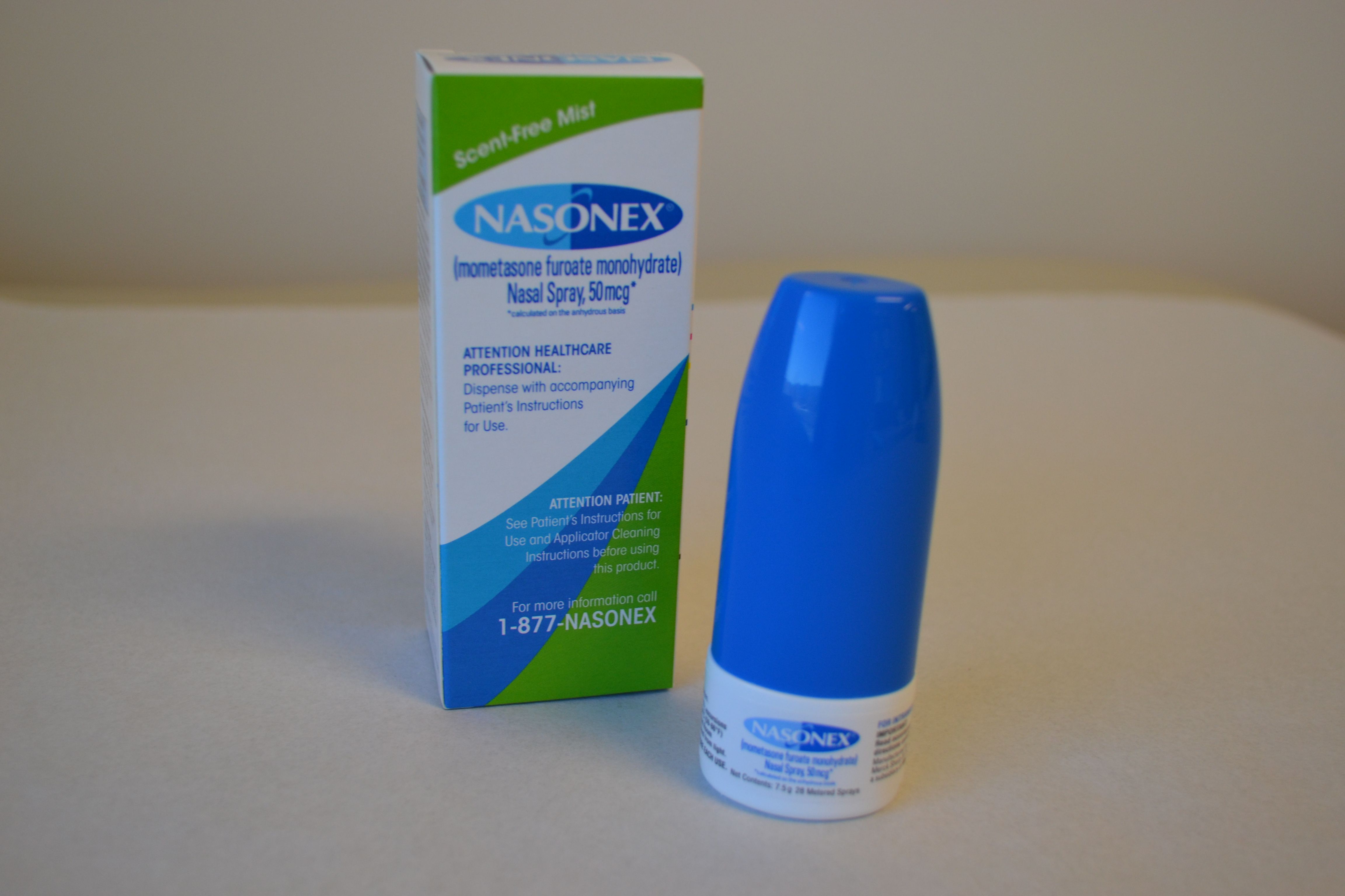 Спрей в нос от аллергии названия. Nasonex спрей. Спрей от аллергического ринита назонекс. Спрей от аллергии для носа назонекс. Мометазон назонекс.